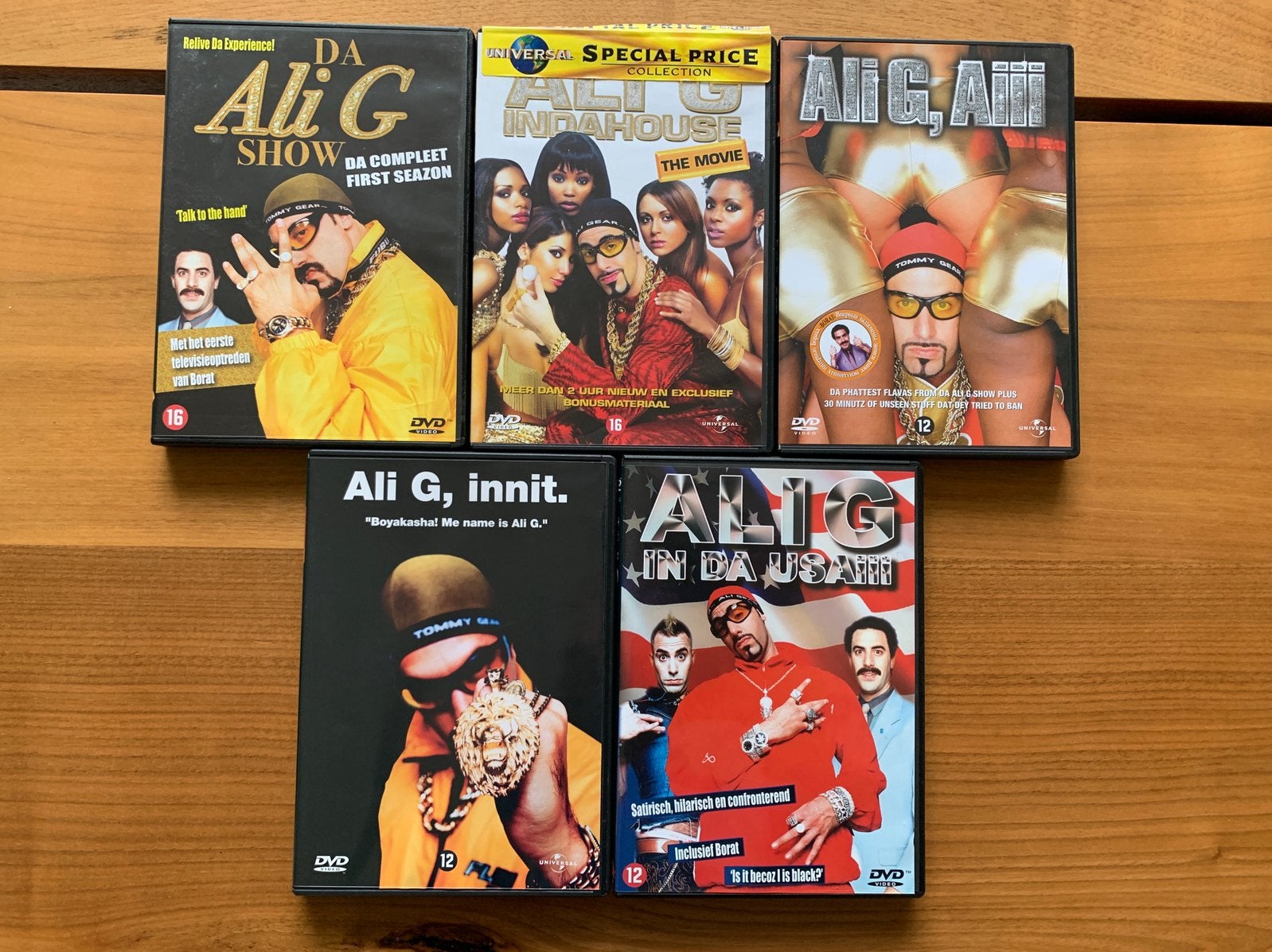 Ali G (Sacha Baron-Cohen) Vijf Hilarische DVD's, Bonusmateriaal, Nederlands, Ophalen of Verzenden, Nieuw in verpakking