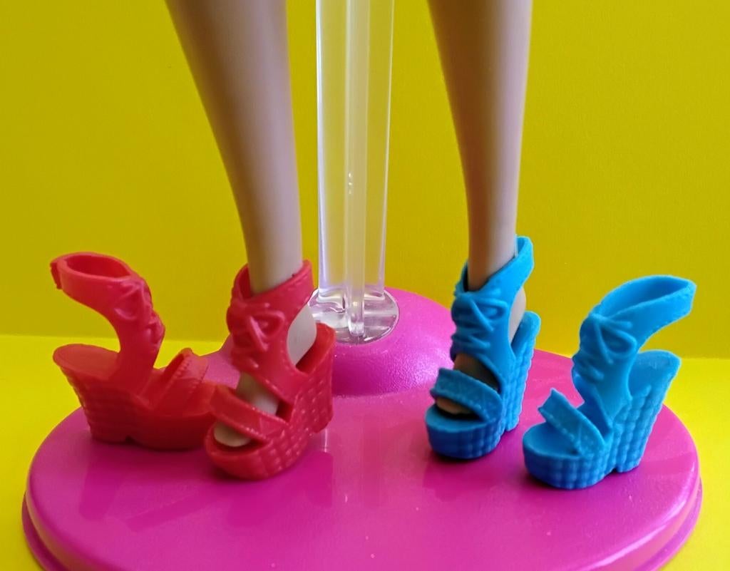Vintage Barbie Schoenen/Schoentjes Rood Blauw Mattel, Verzamelen, Poppen, Verzenden, Gebruikt, Kleertjes