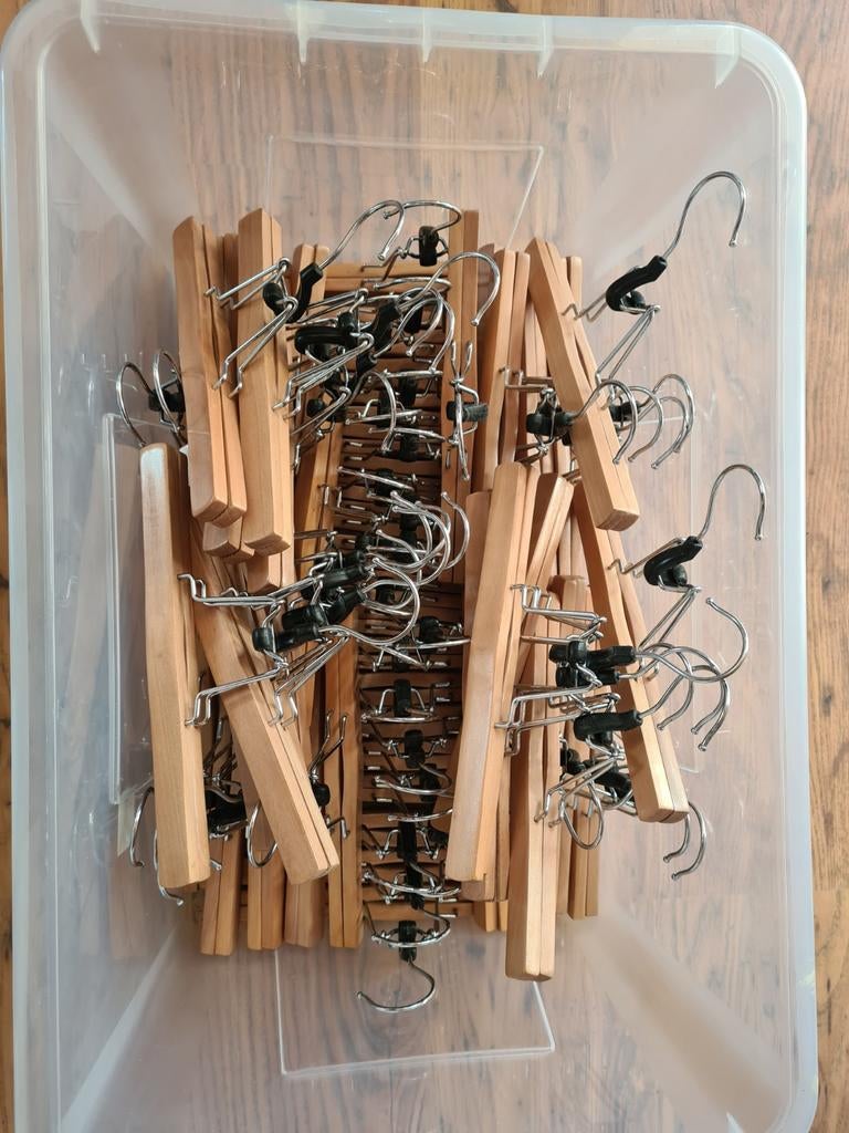 Houten broekhangers 52 st., Kleding | Dames, Kledinghangers, Ophalen, Zo goed als nieuw, Hout