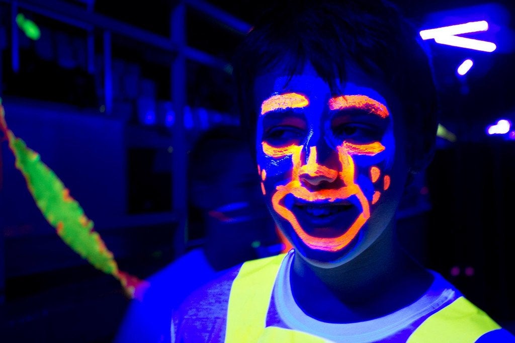 Te huur: blacklight lampen Glow in the dark LED UV neon, Ophalen, Zo goed als nieuw, Licht, Kleur