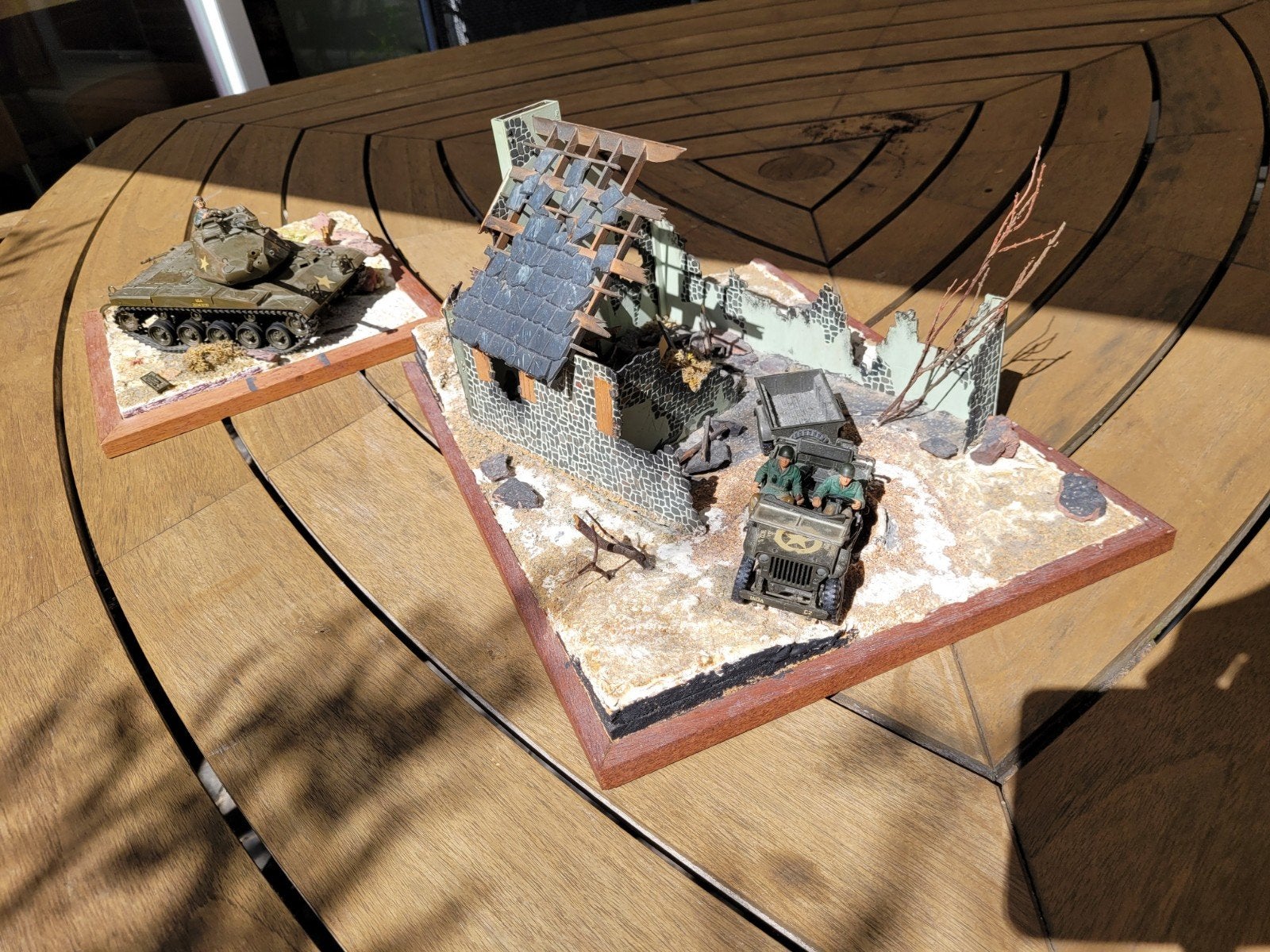 Diorama's met tank, jeep en ruïne, Hobby en Vrije tijd, Ophalen, Gebruikt, 1:35 tot 1:50, Diorama