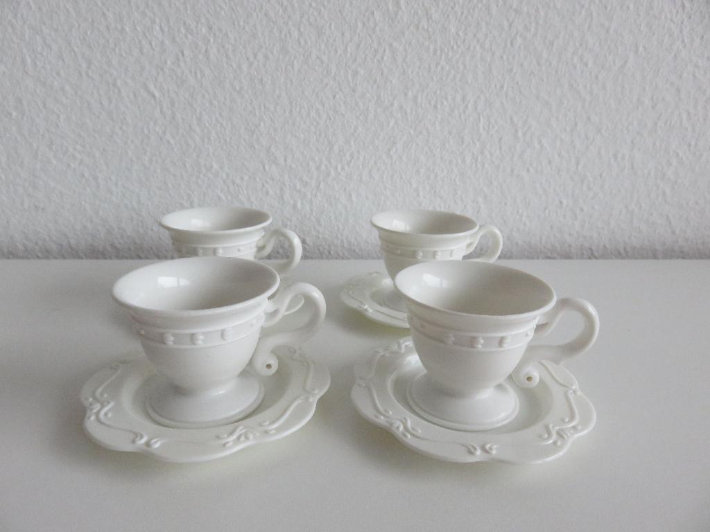 poppenserviesje: 4 witte klassieke kopjes met schoteltjes, Ophalen of Verzenden, Zo goed als nieuw, Kunststof, Speelkeuken-accessoire