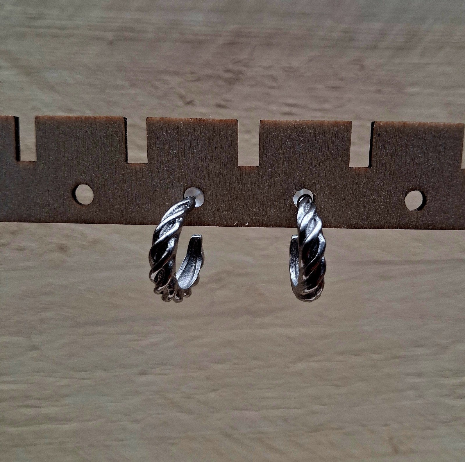 Prachtige Zilverkleurige Gedraaide Oorringen (Nieuw!), Overige materialen, Hangers, Nieuw, Ophalen of Verzenden
