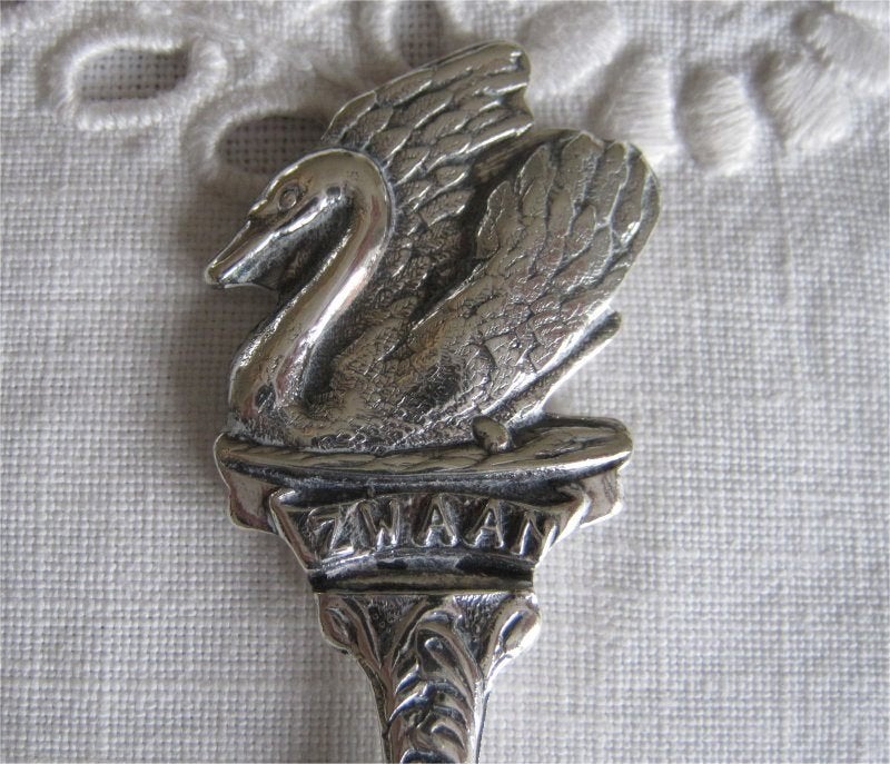 Lepeltje, versierd met een zwaan, Antiek en Kunst, Antiek | Goud en Zilver, Ophalen of Verzenden