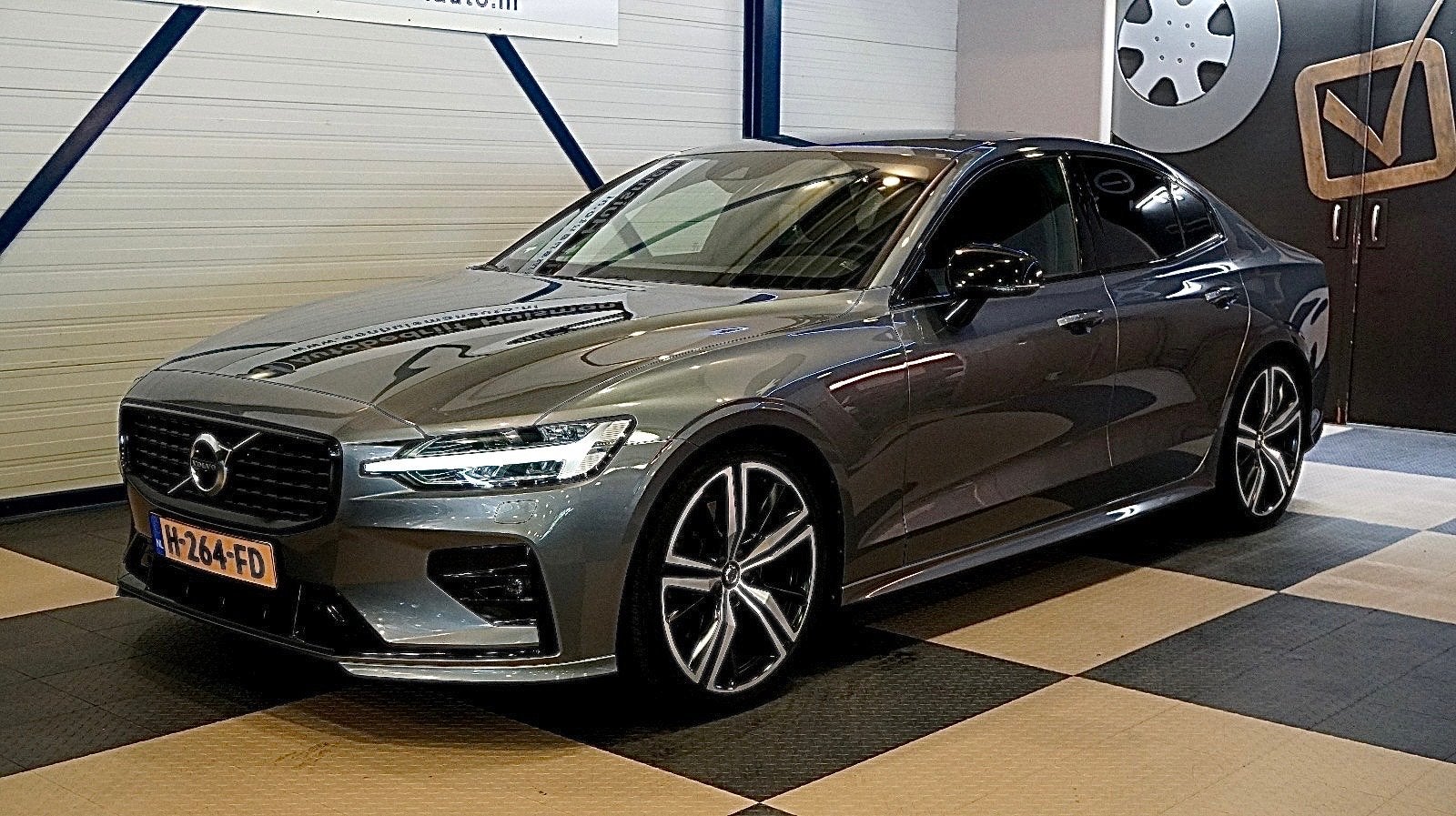 Volvo S60 T5 250pk Geartronic 2020 Grijs R-design, Auto's, 1800 kg, 4 cilinders, 1969 cc, Origineel Nederlands