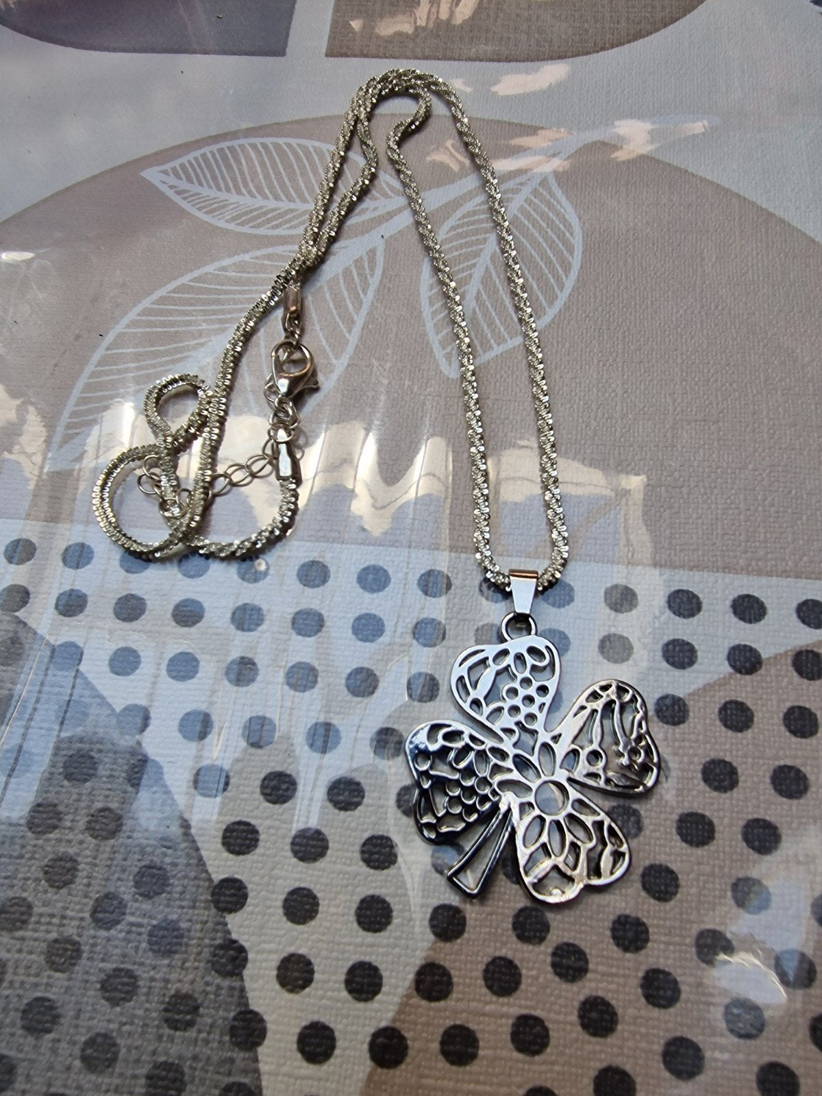 Ketting met zilverkleurige klavertje vier hanger, Overige materialen, Verstelbaar, Ophalen of Verzenden, Zo goed als nieuw