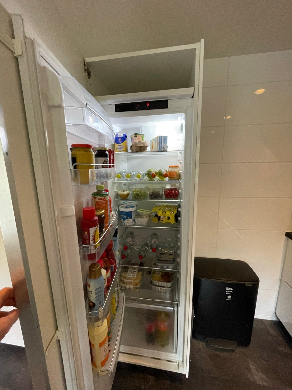 Foto 8 van Moderne witte keuken met inbouwapparatuur