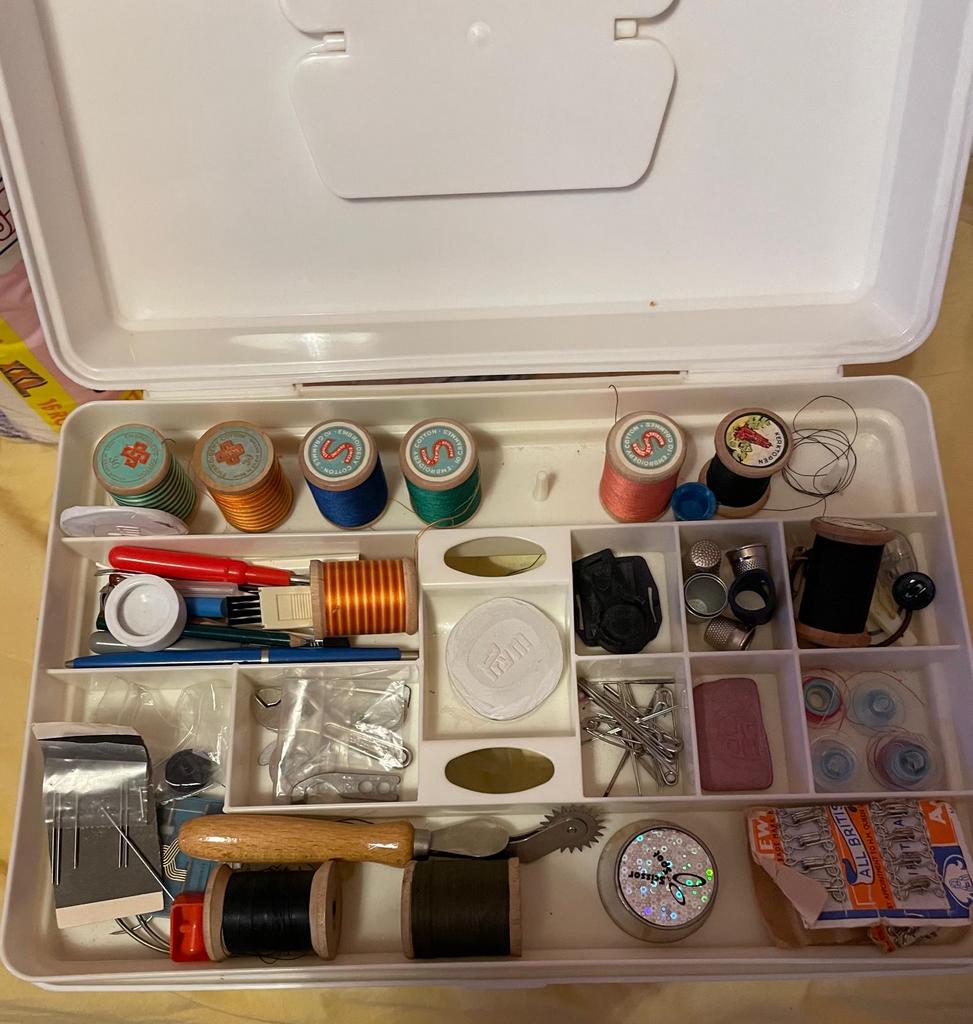 Naaimachine naaikoffer met naaispullen, Hobby en Vrije tijd, Naaien en Fournituren, Ophalen, Zo goed als nieuw