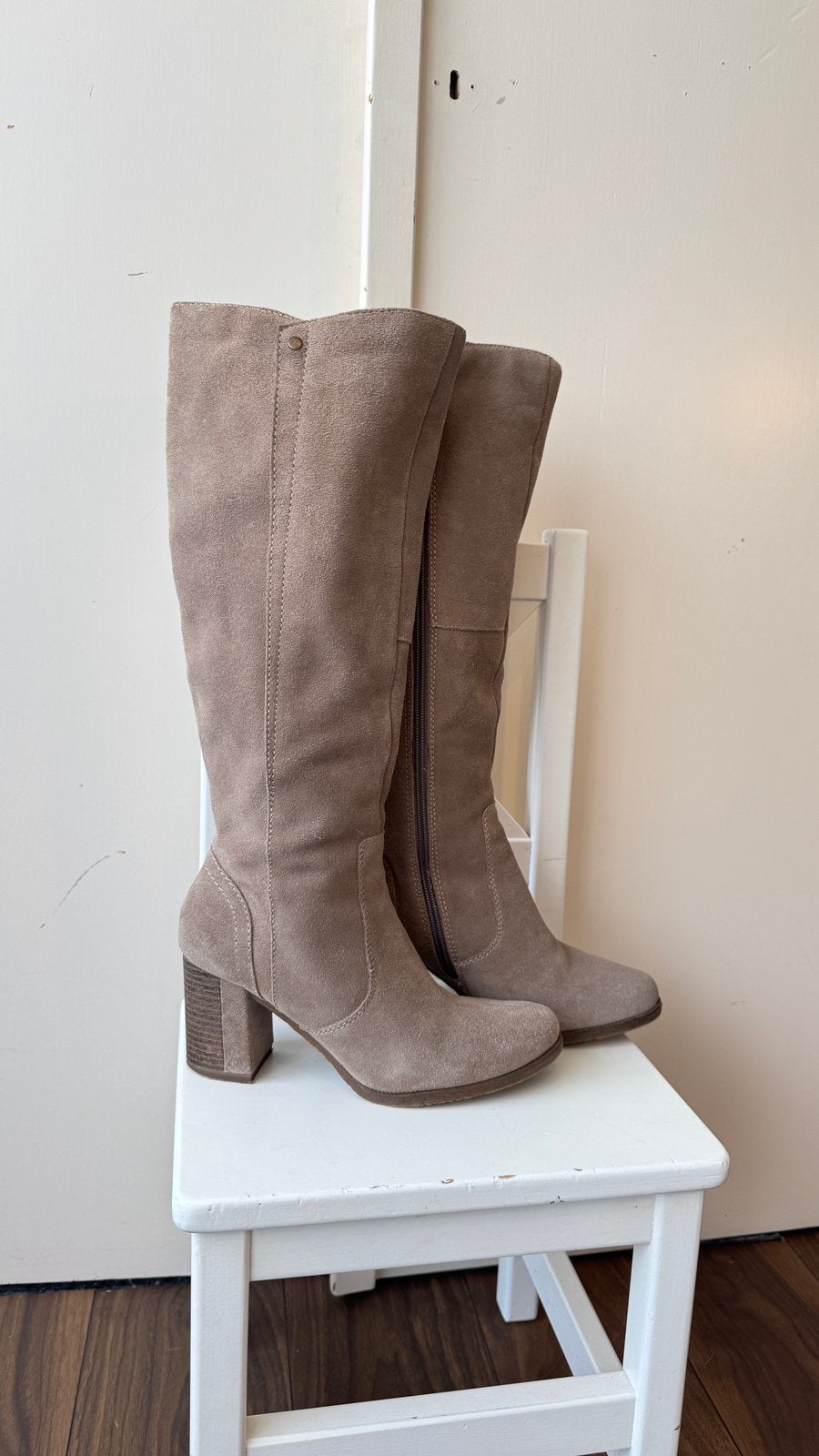 Tamaris taupe suède knielaarzen 39 leren laarzen blokhak, Hoge laarzen, Beige, Ophalen of Verzenden, Zo goed als nieuw