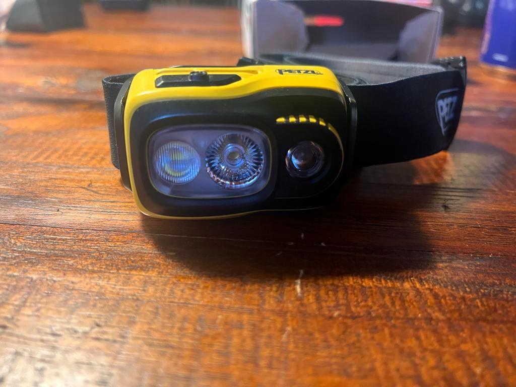 Petzl Swift RL hoofdlamp - 1100 lumen, oplaadbaar, Caravans en Kamperen, Ophalen of Verzenden, Zo goed als nieuw, Accu