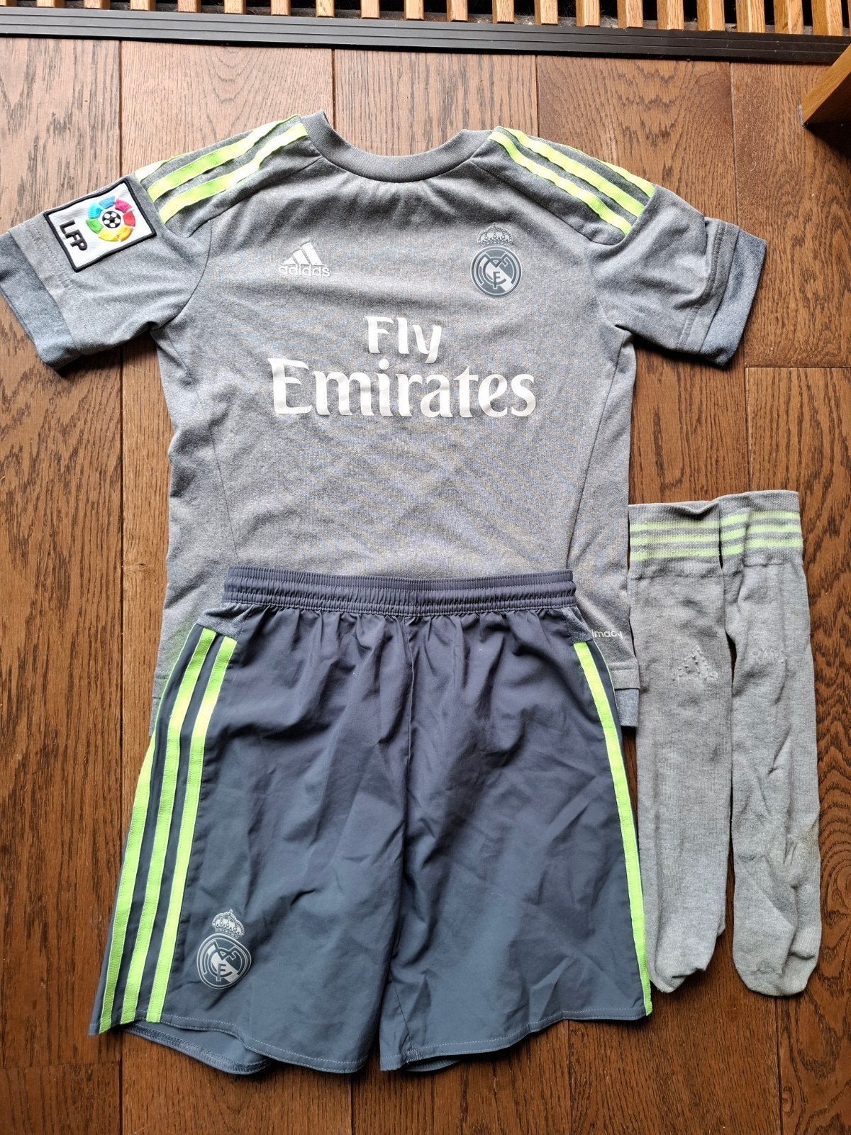 Real Madrid uit tenue voor 9/10 jaar (maat 140), Kinderen en Baby's, Kinderkleding | Overige, Verzenden, Gebruikt, Adidas, Jongen