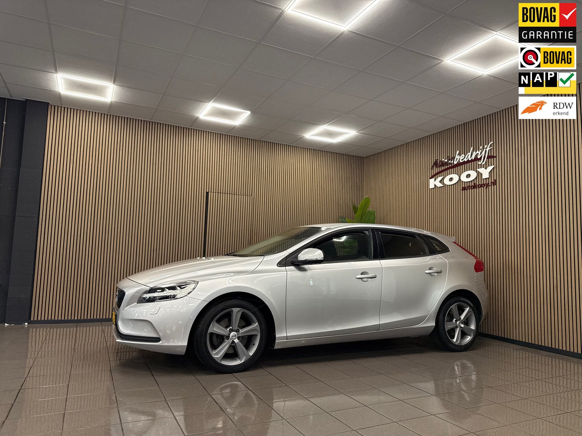 Volvo V40 2.0 T3 Nordic+ * Dealer onderhouden / Navigatie /, Voorwielaandrijving, Gebruikt, Euro 6, 4 cilinders