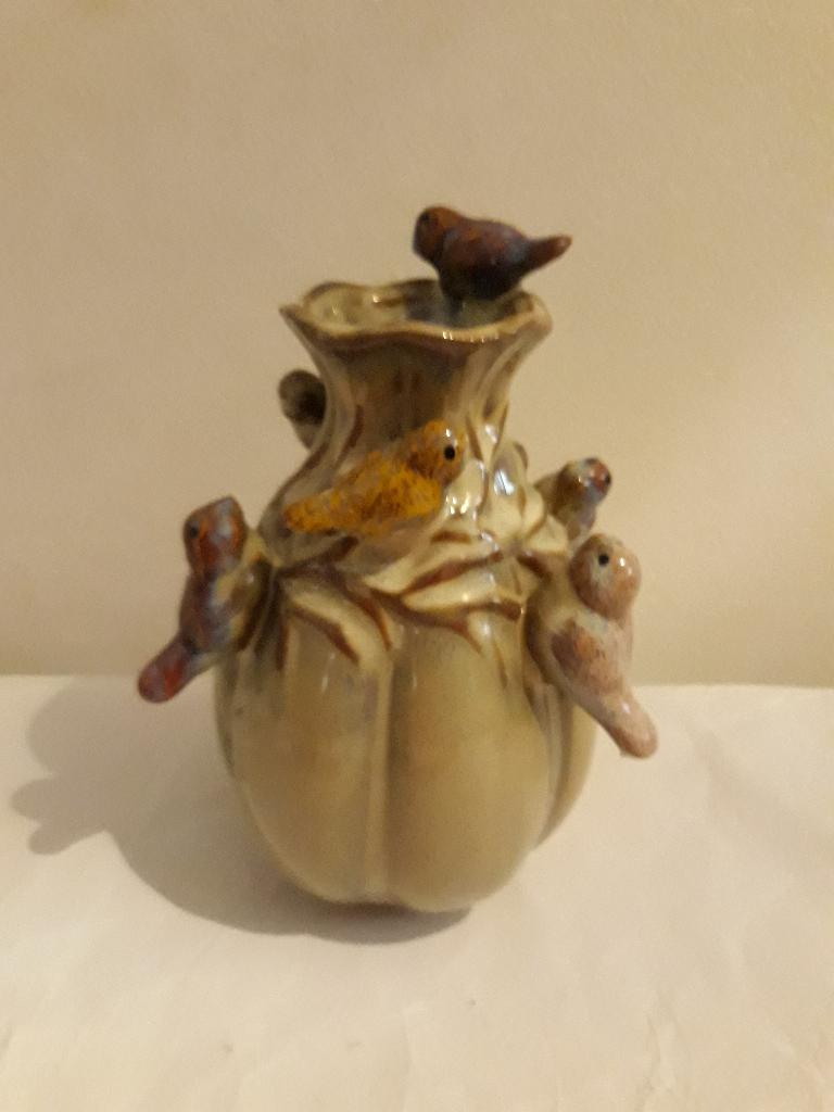 Vaasje met bloemen en vogels, Overige kleuren, Aardewerk of Porselein, Ophalen of Verzenden, Zo goed als nieuw