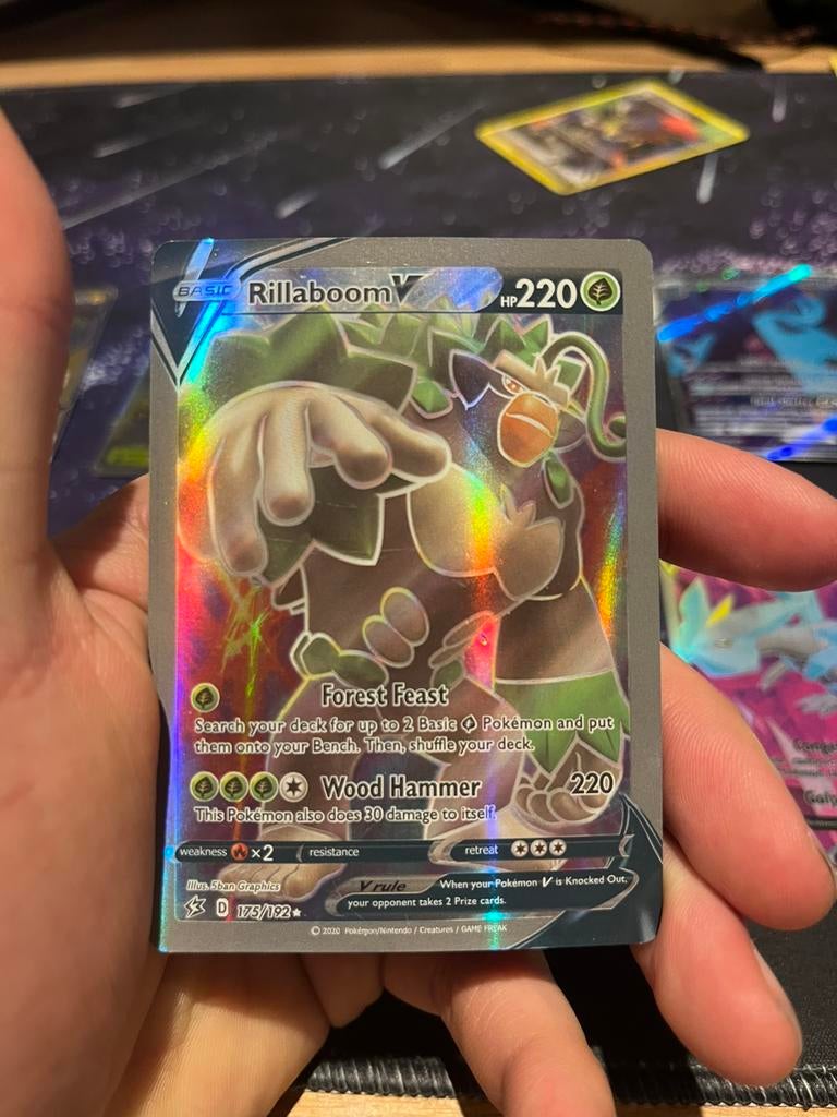 Rillaboom V pokemon kaart, Ophalen of Verzenden, Zo goed als nieuw