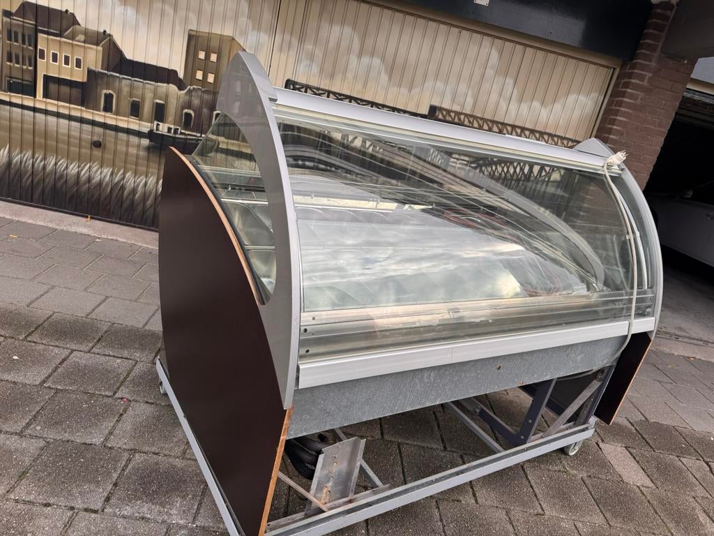 Ijs vitrine, Ophalen