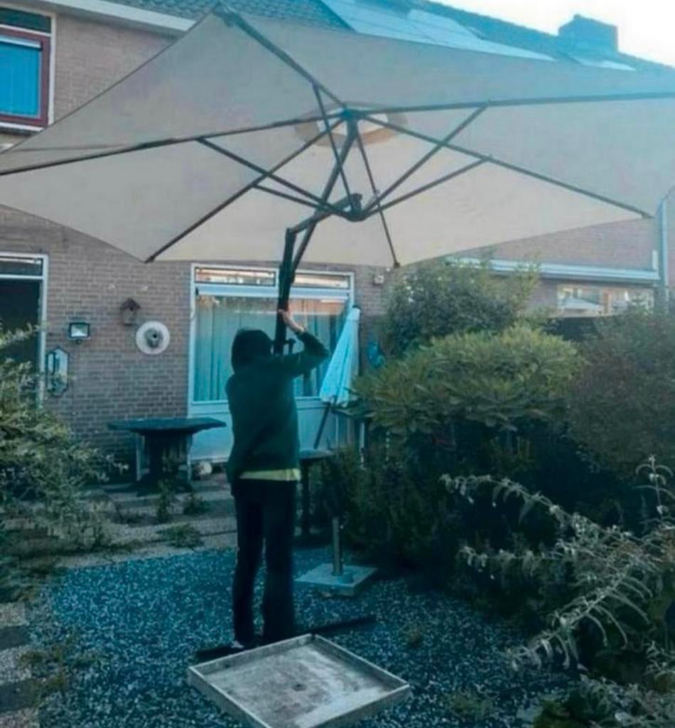 Parasol mooie grote parasol zweef parasol zeer goede staat, Ophalen of Verzenden