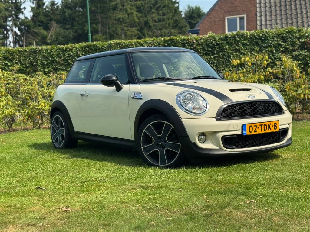 Mini 1.6 Cooper S 2012 beige lage km stand, Auto's, 4 cilinders, 4 stoelen, Beige, Handgeschakeld