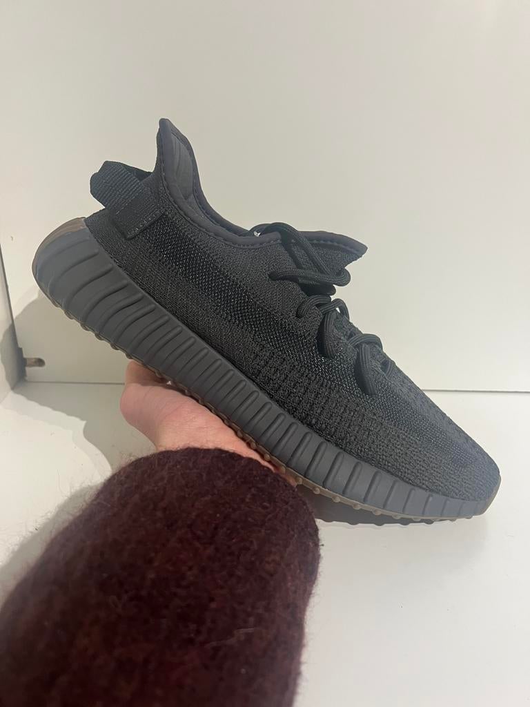 Yeezy 350 V2 Cinder maat 42 2/3, ., Zwart, Nieuw, Ophalen of Verzenden