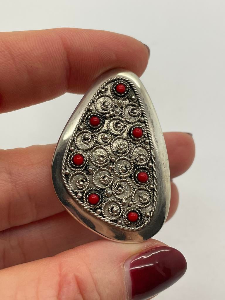 C116 Prachtige zilveren broche bloedkoraal, Ophalen of Verzenden, Zilver, Broche, Met edelsteen