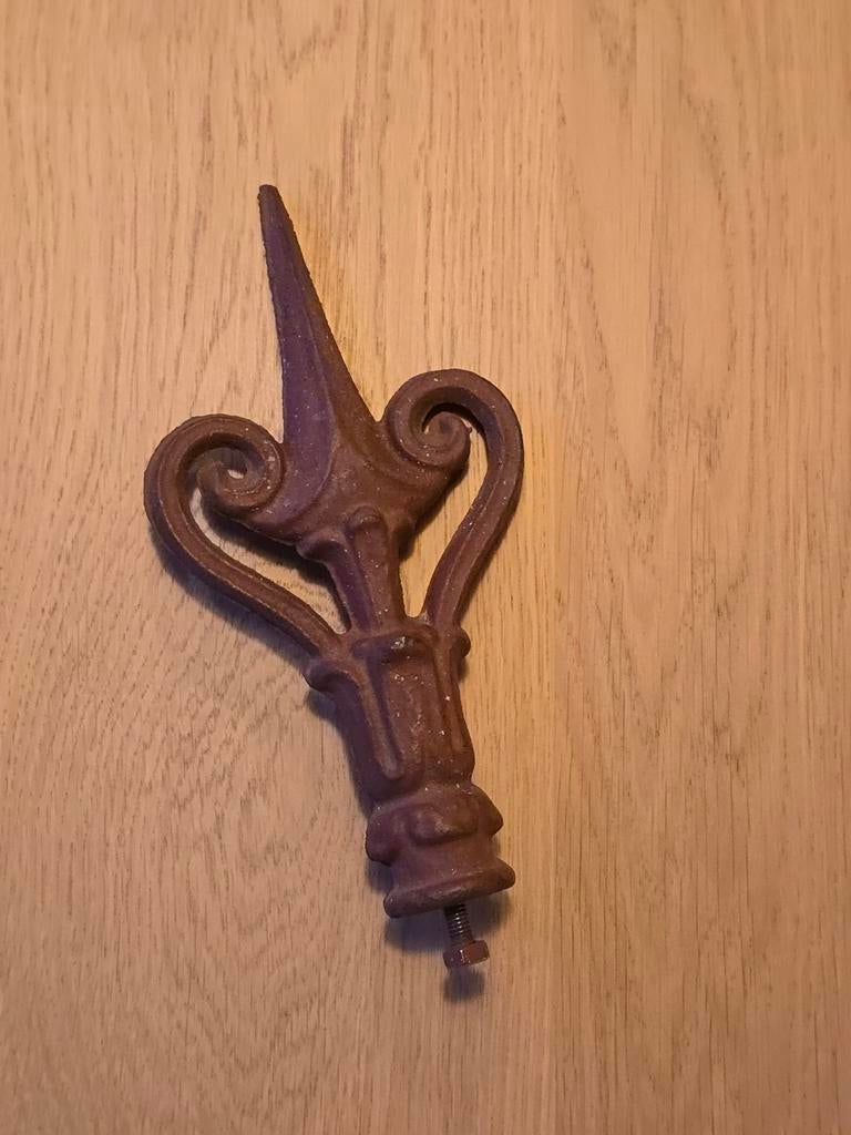 Antieke Art Nouveau gietijzeren hekpunt 18 cm hoog x 9cm br, Ophalen of Verzenden