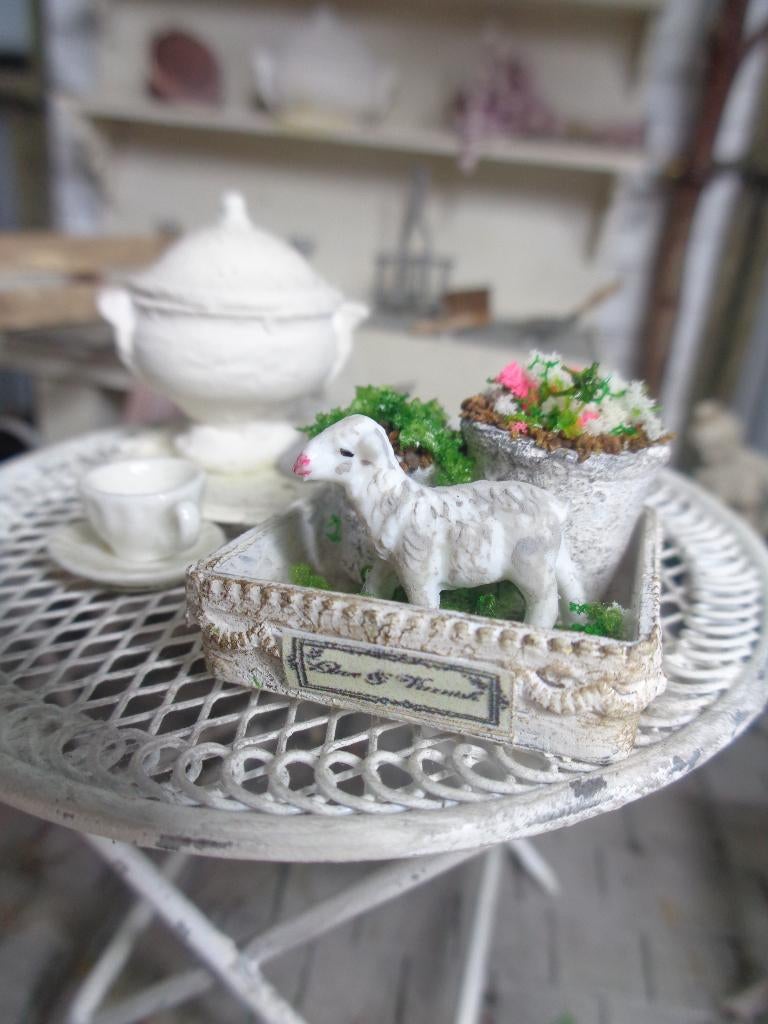 Brocant bakje met schaap......Poppenhuis 1:12…(nr V22), Ophalen of Verzenden, Nieuw, Poppenhuis