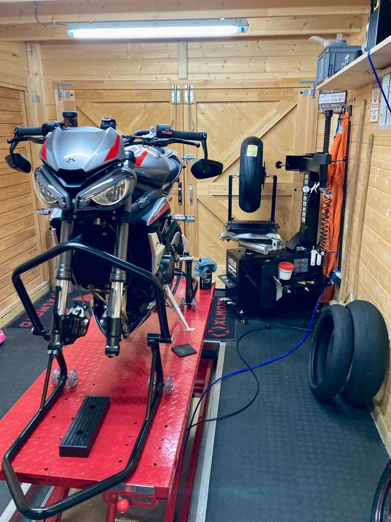 Motor banden&onderhoud, Ophalen
