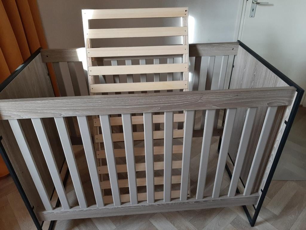 een mooie slaapkamer voor baby tot  peuter, Eenpersoons, Zo goed als nieuw, Hout, 190 cm of minder