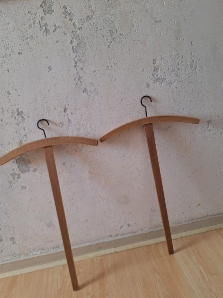 2 brocante houten Franse kledinghangers, Antiek en Kunst, Curiosa en Brocante, Ophalen of Verzenden