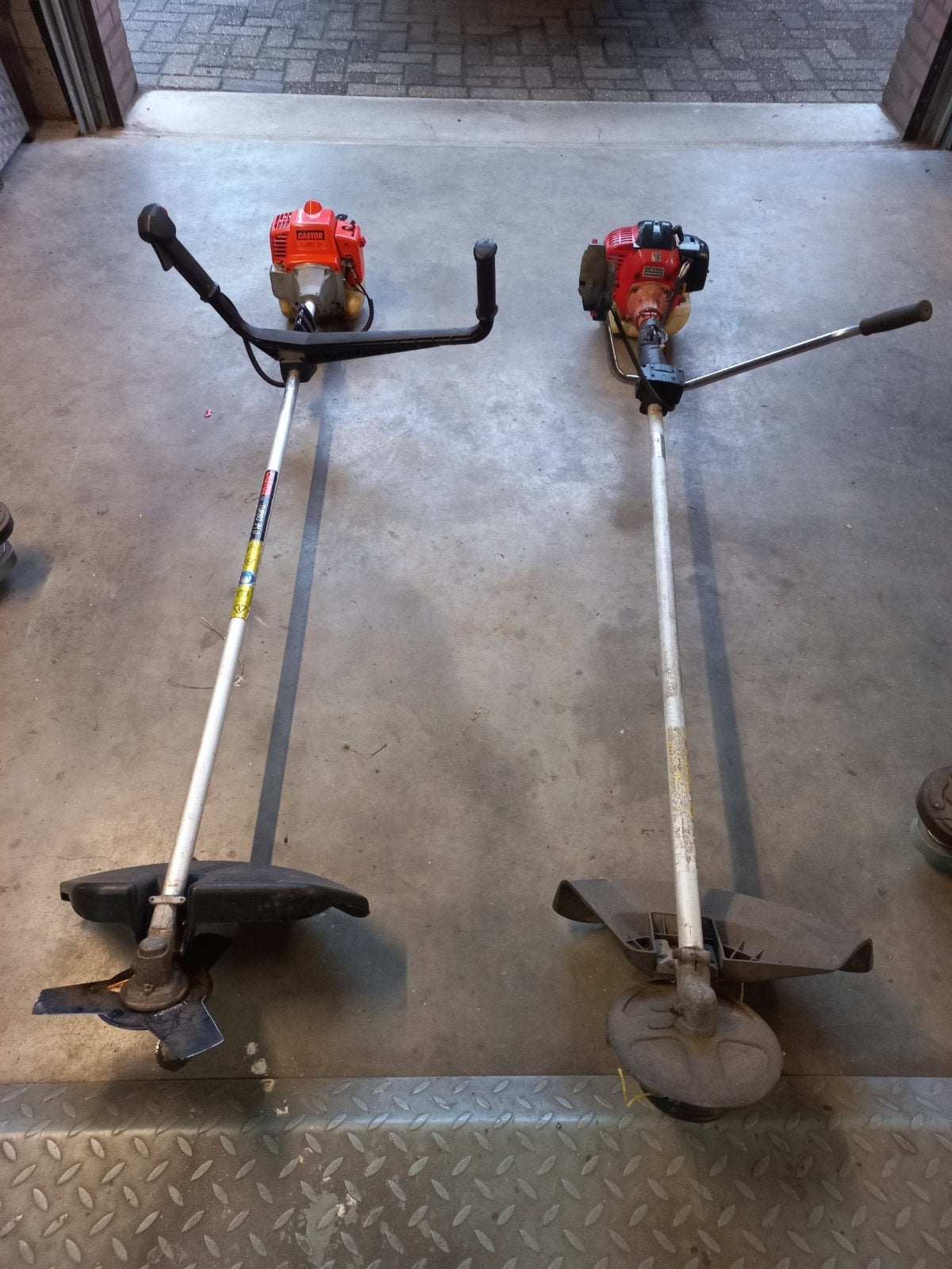 Te koop 2x bosmaaiers, Ophalen, Benzine, Gebruikt, Castor