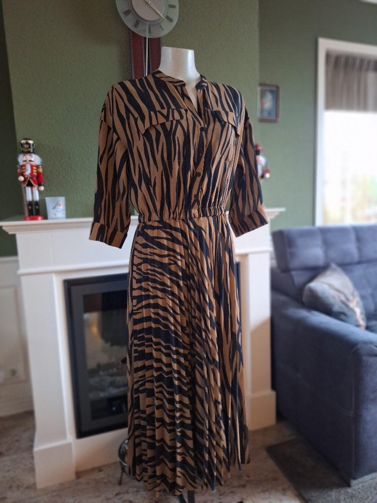 Amania Mo jurk bruin zwart plissé zebra print NL 36, Verzenden, Zwart, Zo goed als nieuw, Amania Mo