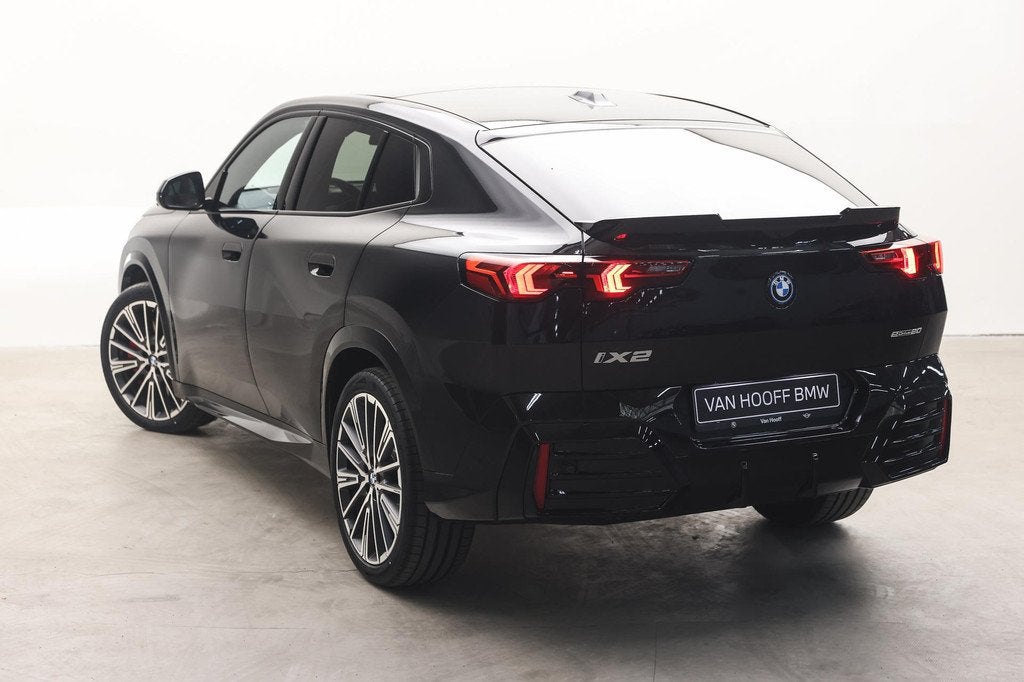 BMW iX2 eDrive20 M Sport / Panoramadak / Sportstoelen / M Ad, Auto's, BMW, IX2, Zwart, Leder, Nieuw