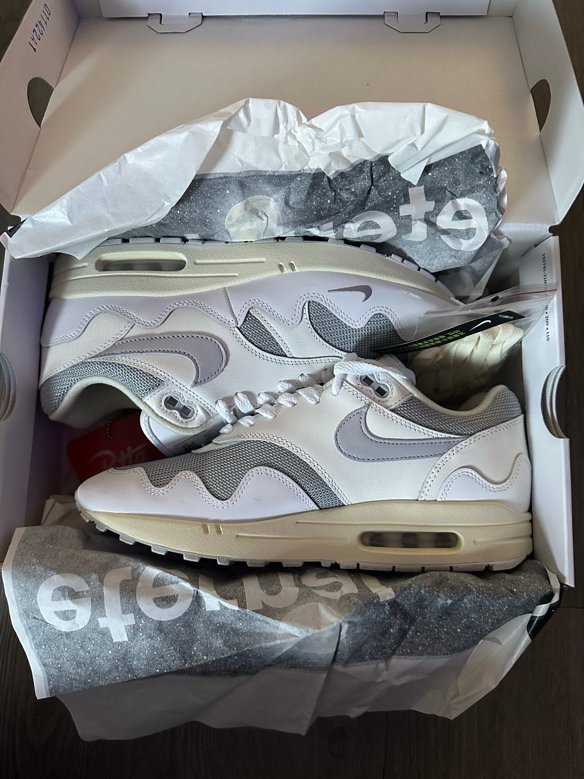Nike Air Max 1 x Patta 'Pure Platinum' - Maat 42.5, Ophalen, Zo goed als nieuw, Wit, Sneakers of Gympen