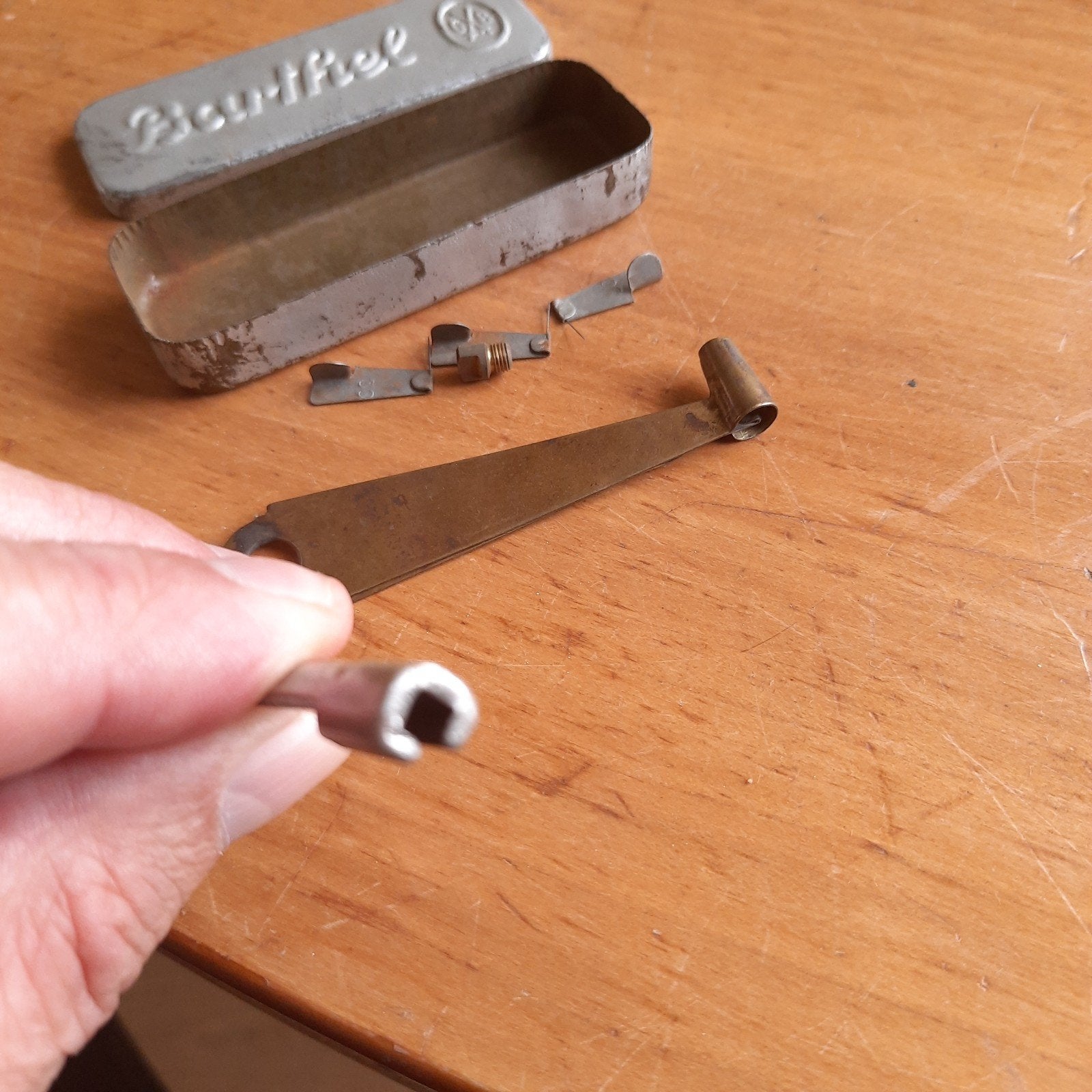 Blikken Doosje Gustav Barthel Jewel 34 Onderdelen WO2 WW2, Verzamelen, Speldjes, Pins en Buttons, Verzenden, Gebruikt, Merk