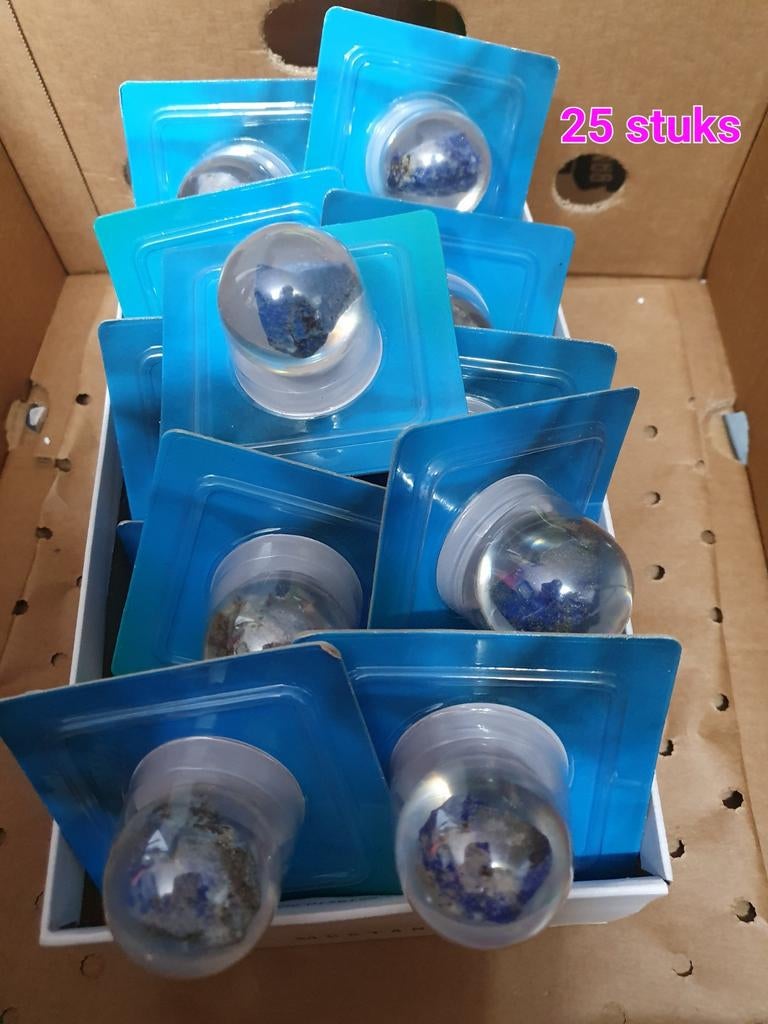 25 nieuwe stenen in globes op standaard, Ophalen of Verzenden, Mineraal