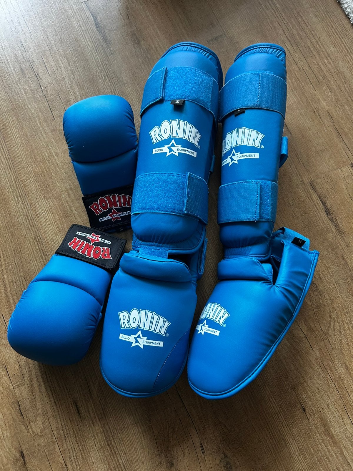 Ronin karate of boks handschoenen & scheenbeschermers, Maat XS of kleiner, Ophalen of Verzenden, Zo goed als nieuw, Overige
