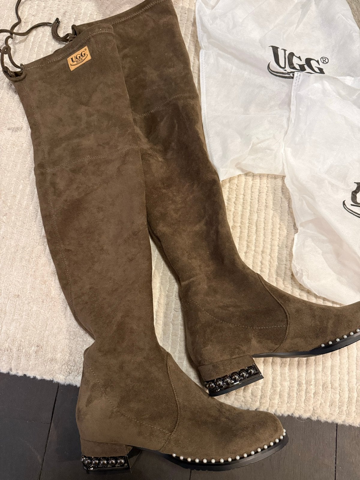UGG Nock Overknee Laarzen - Bruin Suede met Parels, Kleding | Dames, Hoge laarzen, Bruin, Nieuw, Ophalen of Verzenden