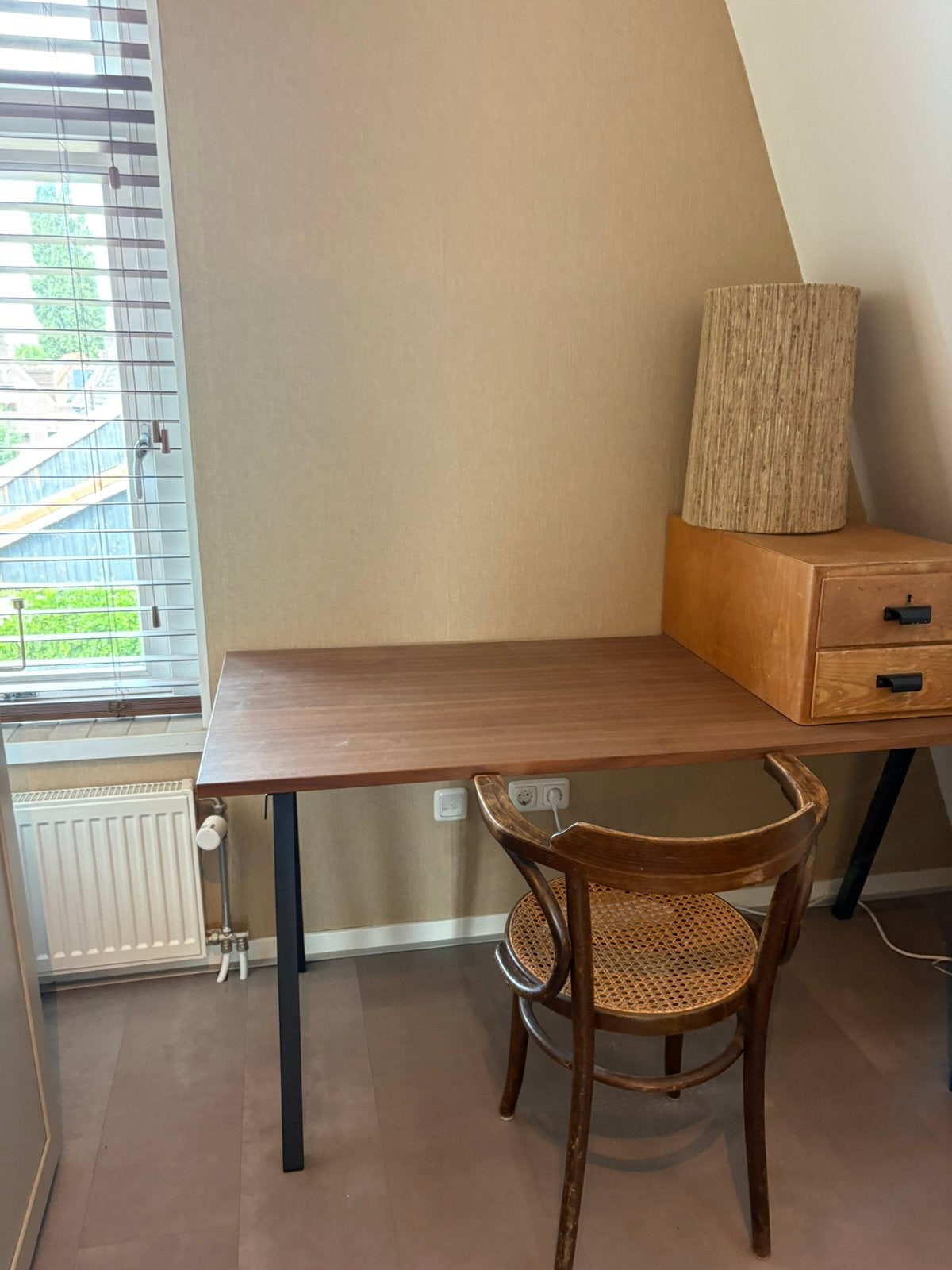 Ikea Mittzon bureaublad (walnoot) Trotten ondestel, Ophalen, Demontabel, 160 cm, Zo goed als nieuw