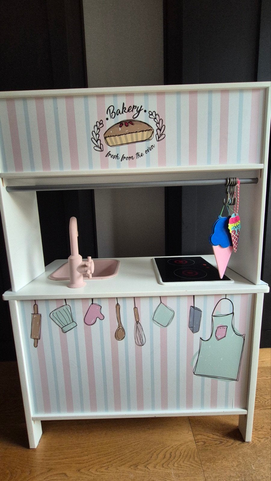 Ikea keukentje wit met leuke stickers aan de achterkant, Ophalen, Gebruikt