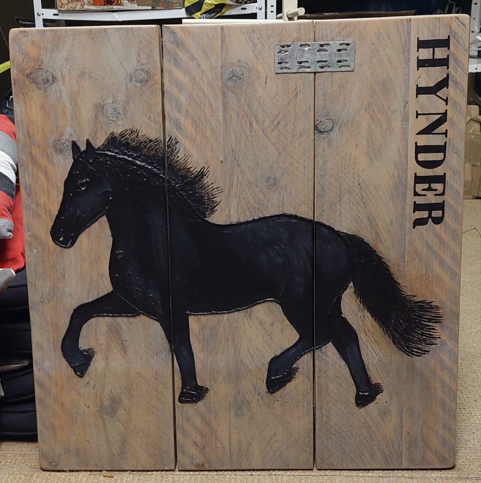 Houten wanddecoratie met Fries paard - Hynder, Huis en Inrichting, Woonaccessoires | Wanddecoraties, Ophalen, Gebruikt, Hout, Meerkleurig