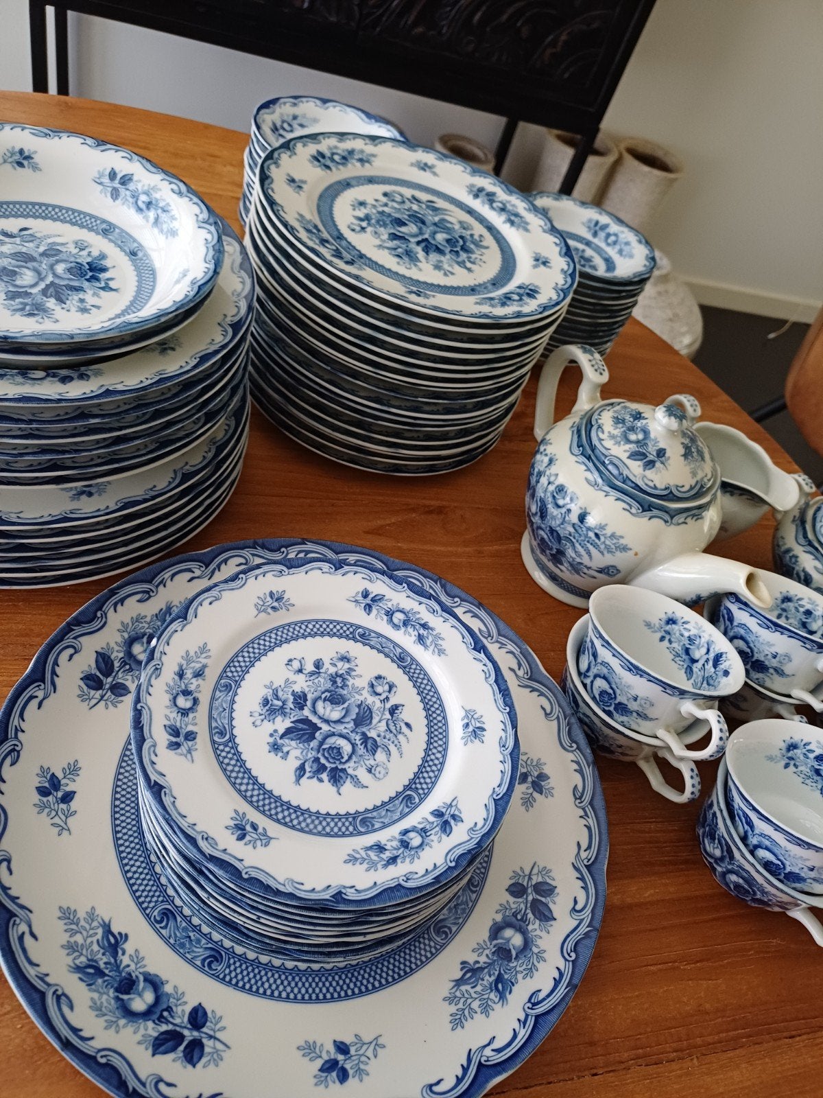 BLUE ROSE SERVIES  70 idems ,alles in 1 bod, Ophalen of Verzenden, Overige stijlen, Bord(en)