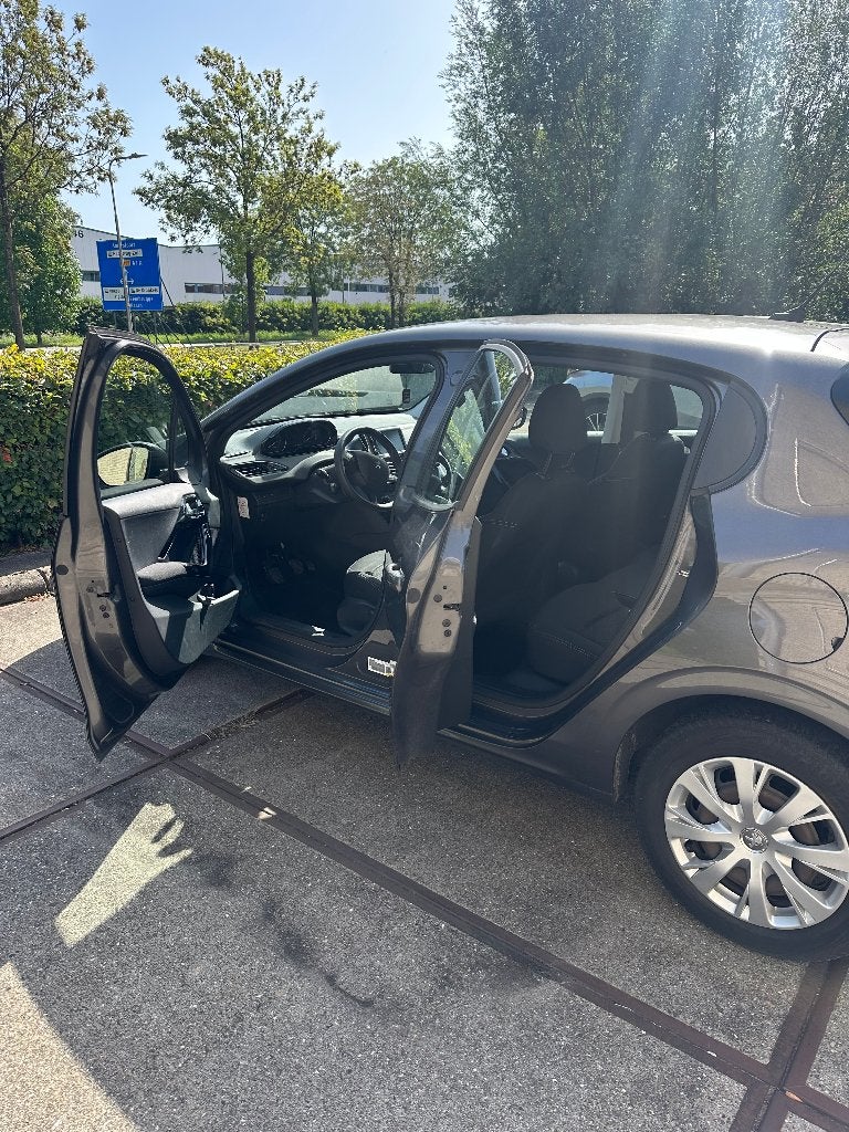 Foto 13 van Peugeot 208 1.2 Puretech 82pk 2019 Grijs