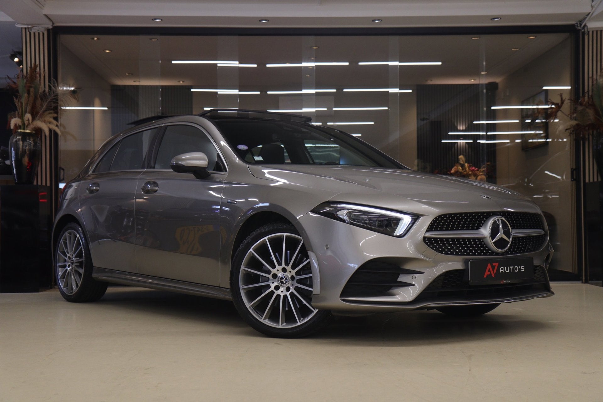 Mercedes-Benz A-klasse 250 e AMG Limited PANO/CARPLAY/360CAM, Auto's, Mercedes-Benz, Gebruikt, Euro 6, 4 cilinders, 15 kWh