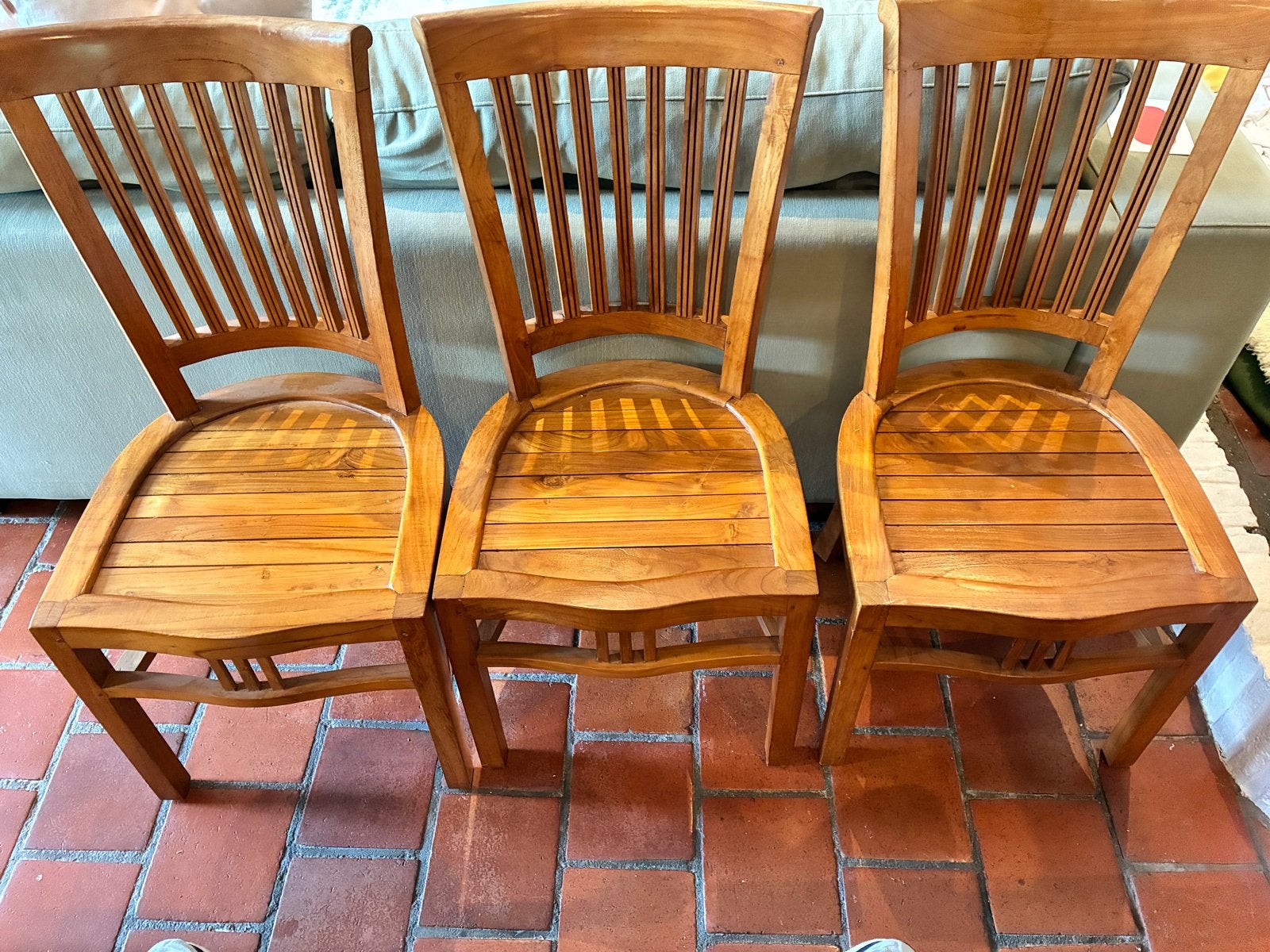 Drie antieke boeren grenen stoelen, Ophalen
