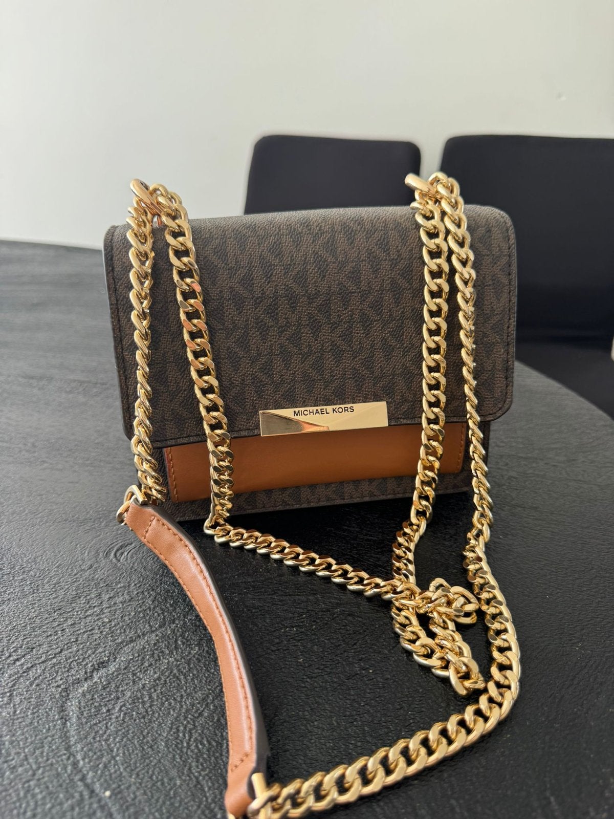 Michael Kors Schoudertasje Bruin met Goudkleurige Ketting, Sieraden, Tassen en Uiterlijk, Tassen | Damestassen, Ophalen of Verzenden