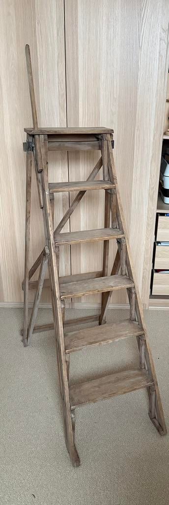 Vintage houten (huishoud) ladder, Doe-het-zelf en Verbouw, Ladders en Trappen, Ophalen, Zo goed als nieuw, Ladder, Opvouwbaar of Inschuifbaar