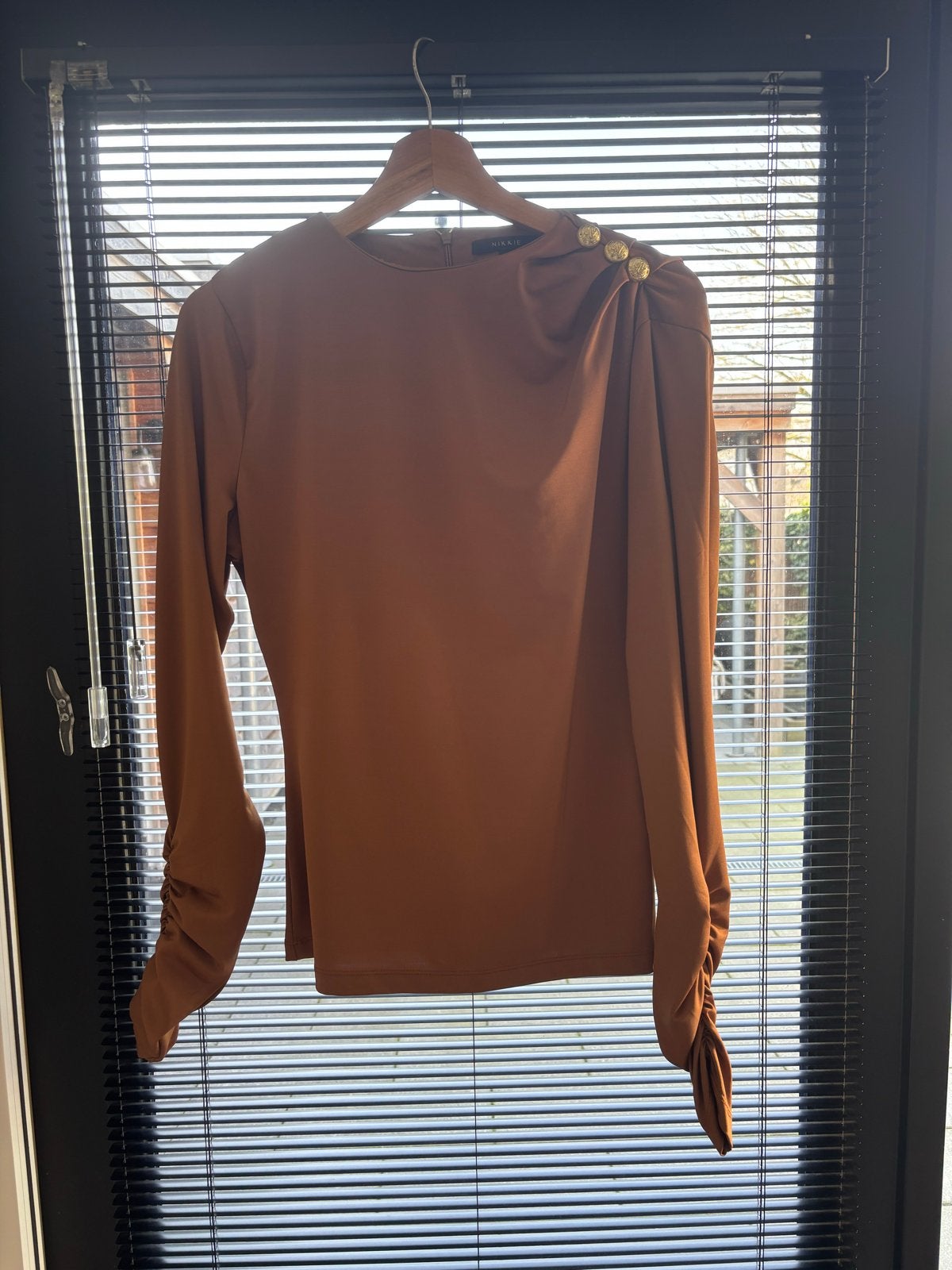 Nikkie top met gouden knopen en lange mouwen, Kleding | Dames, Maat 38/40 (M), Bruin, Ophalen of Verzenden, Zo goed als nieuw