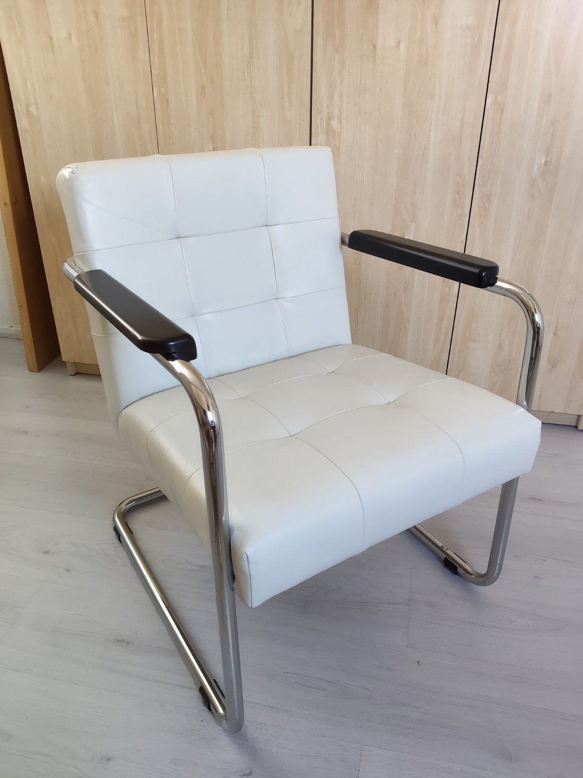 Witte design stoel met chromen frame, Ophalen, Gebruikt, Leer, Modern design