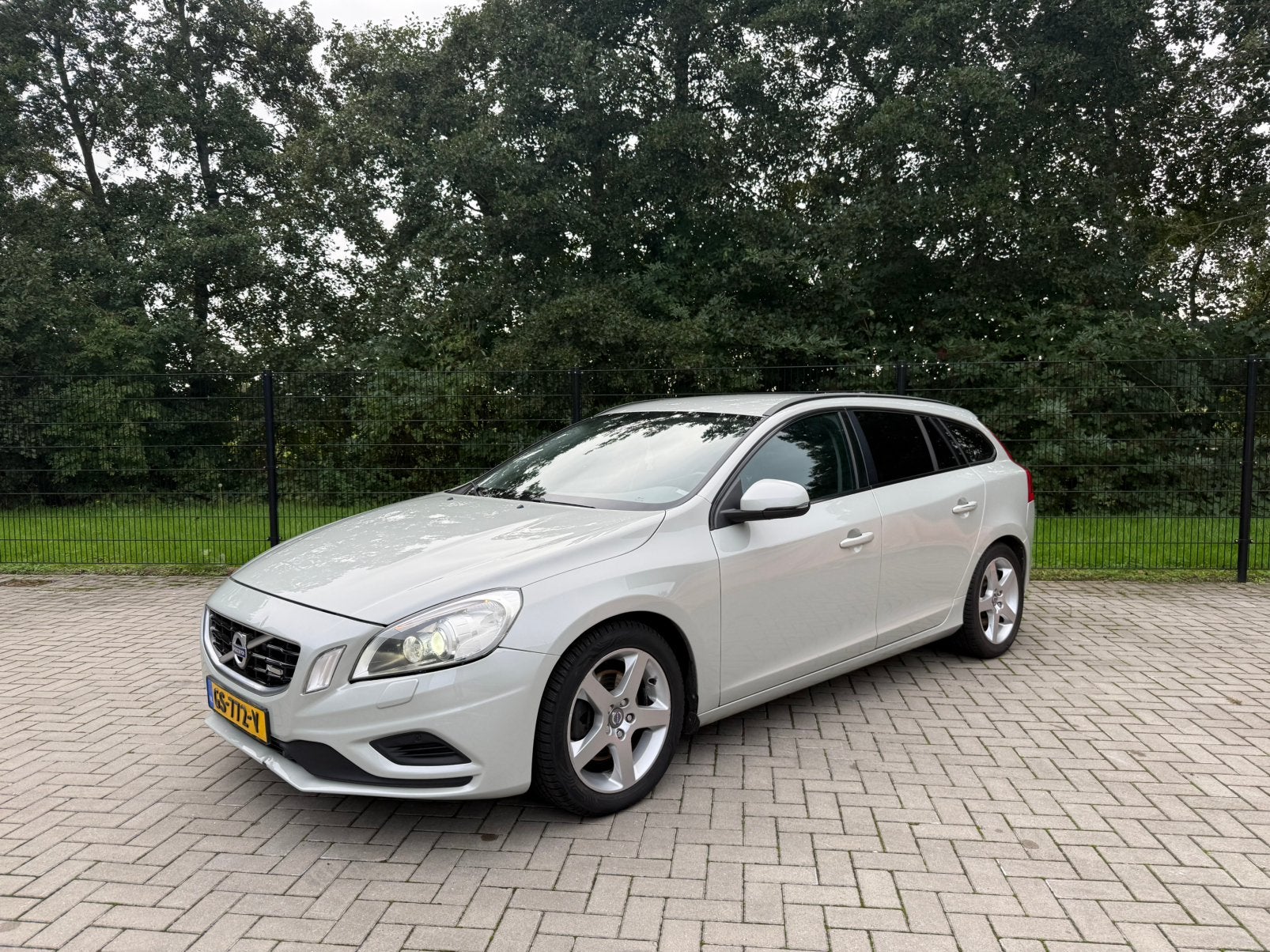 Volvo V60 D4 R-Design 5 cilinder!!! Lees advertentie!!!, Auto's, Euro 5, Stof, Zwart, 1984 cc