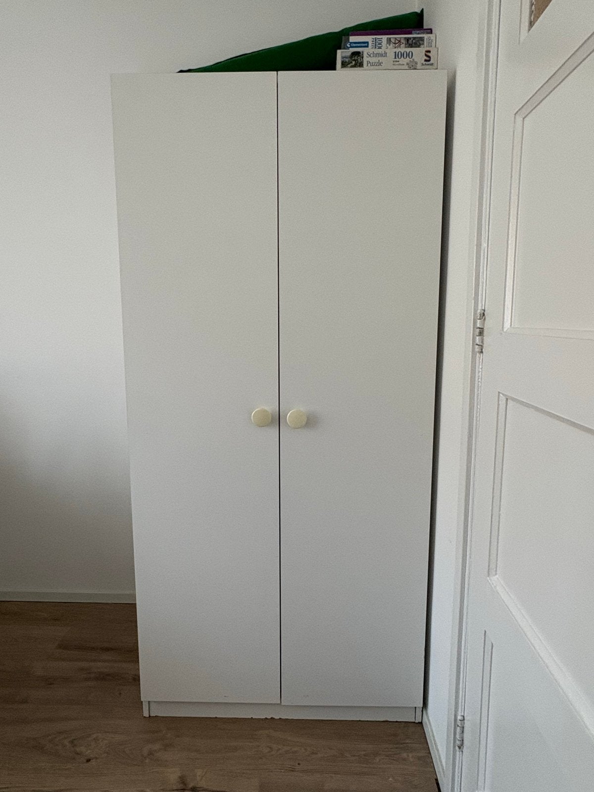 Witte kledingkast met planken en hangruimte, Gebruikt, 150 tot 200 cm, 25 tot 50 cm, Overige houtsoorten