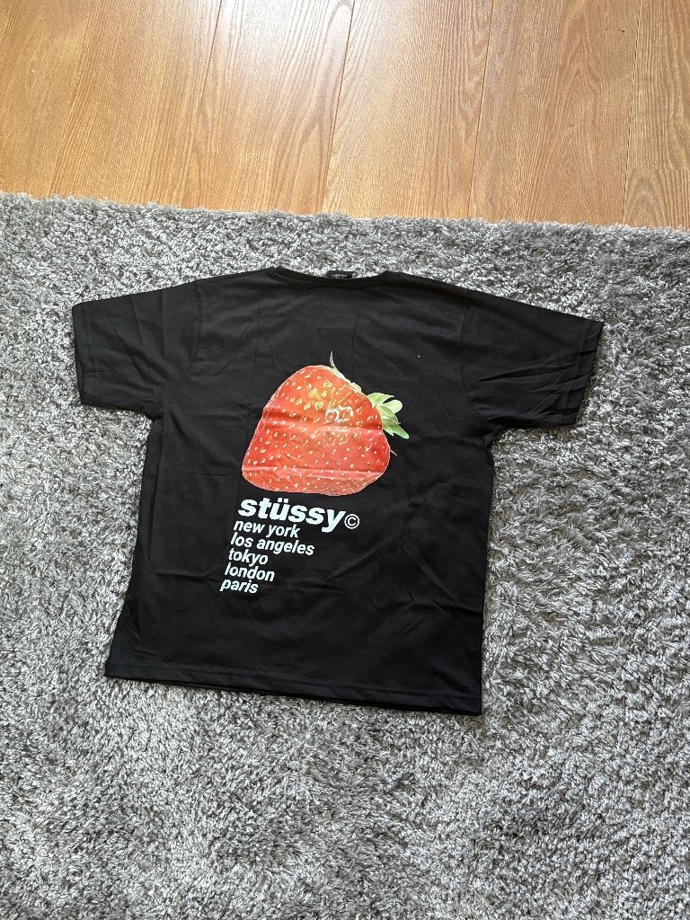 Stussy T-Shirt Zwart met Rode/Witte Details in Maat L, Maat 52/54 (L), Zwart, Stussy, Ophalen of Verzenden